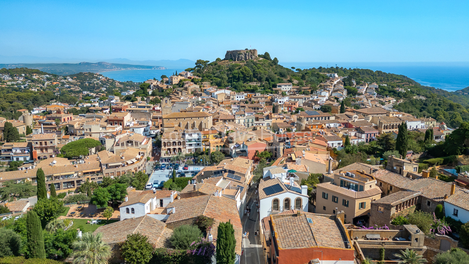 Apartamento de obra nueva en venta en el centro histórico de Begur con diseño contemporáneo