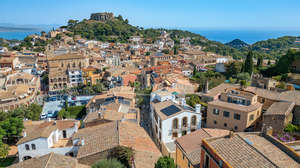 Apartamento de obra nueva en venta en el centro histórico de Begur con diseño contemporáneo
