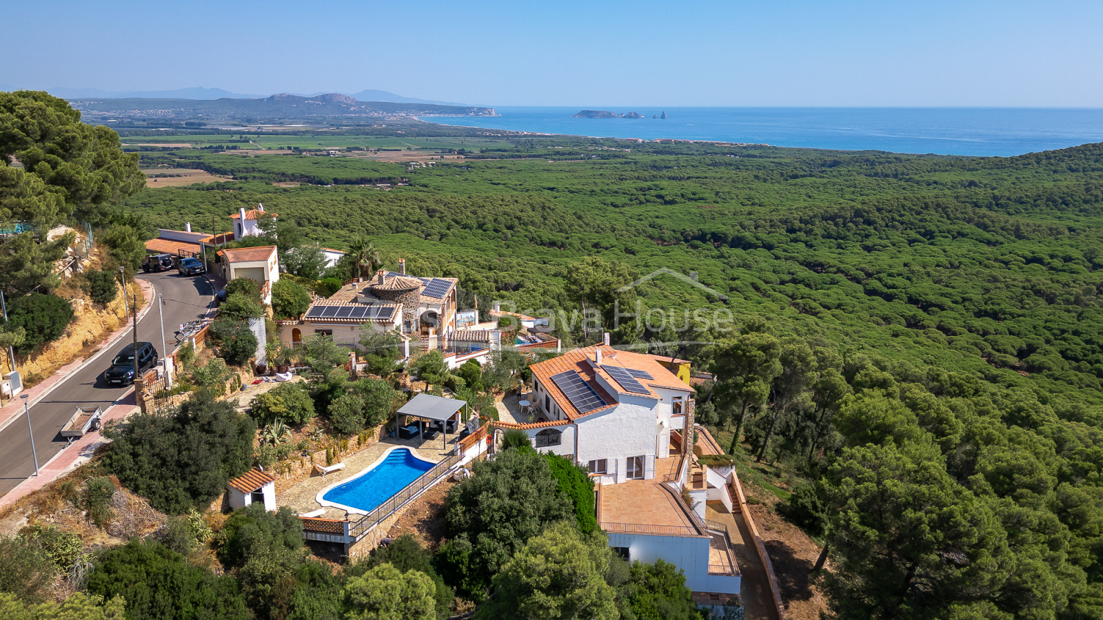 Casa en Pals dividida en tres apartamentos con vistas al mar con piscina privada y terrazas