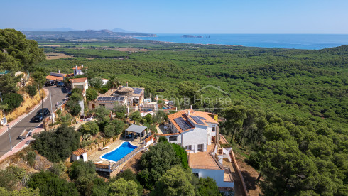 Maison à Pals divisée en trois appartements avec vue mer, piscine privée et terrasses