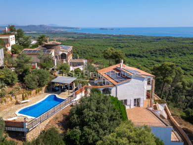 Casa unifamiliar en Pals dividida en tres apartamentos, con vistas al mar y piscina privada en la Costa Brava