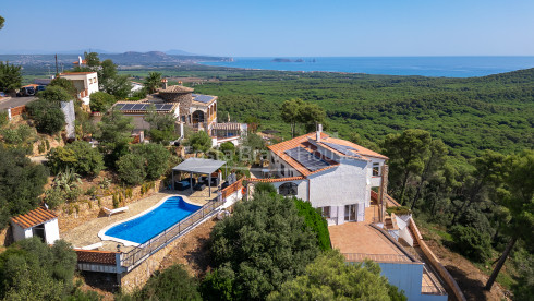 Casa en Pals dividida en tres apartamentos con vistas al mar con piscina privada y terrazas