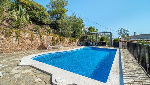 Casa en Pals dividida en tres apartamentos con vistas al mar con piscina privada y terrazas