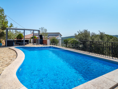 Casa unifamiliar en Pals dividida en tres apartamentos, con vistas al mar y piscina privada en la Costa Brava