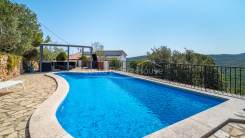 Casa en Pals dividida en tres apartamentos con vistas al mar con piscina privada y terrazas
