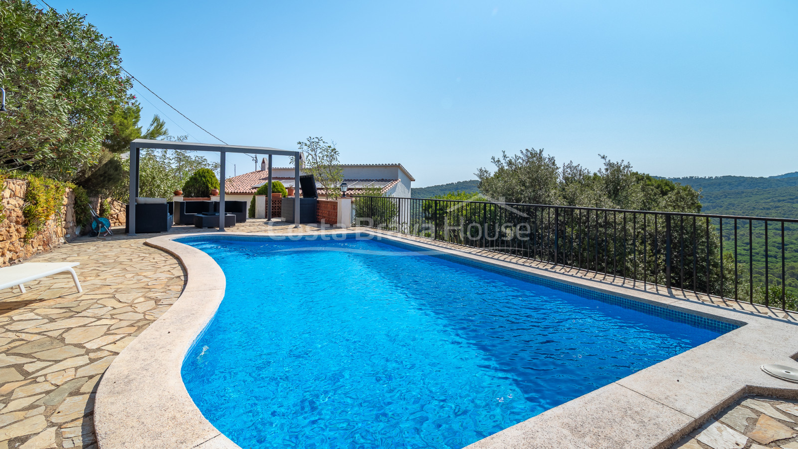 Maison à Pals divisée en trois appartements avec vue mer, piscine privée et terrasses