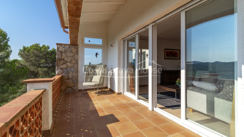 Casa en Pals dividida en tres apartamentos con vistas al mar con piscina privada y terrazas