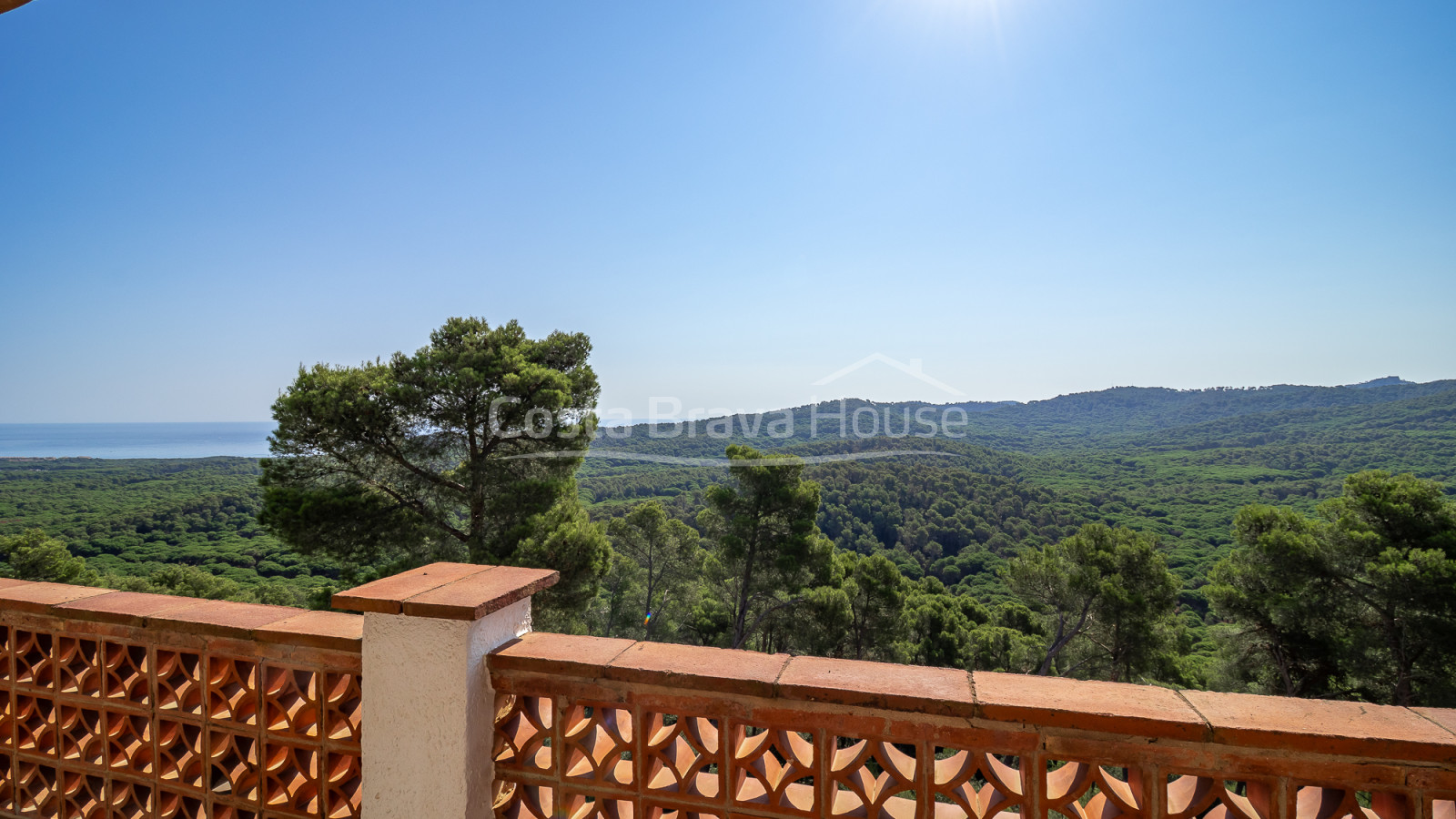 House in Pals divided into three apartments with sea views, private pool and terraces