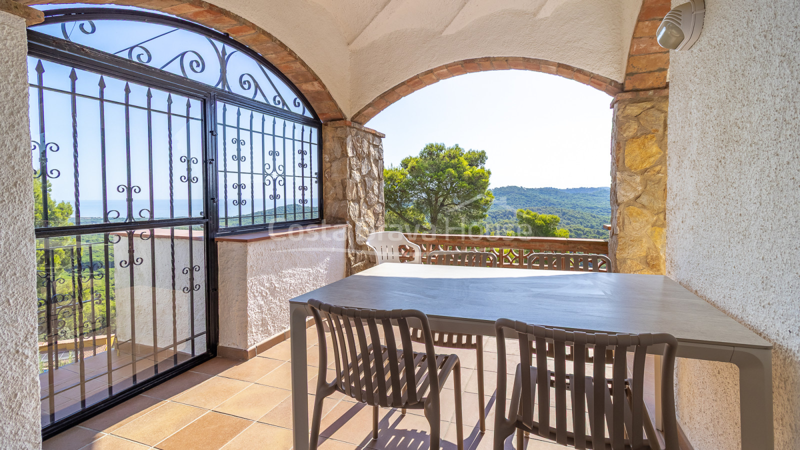 Maison à Pals divisée en trois appartements avec vue mer, piscine privée et terrasses
