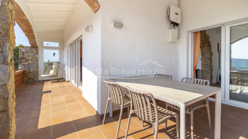 Casa en Pals dividida en tres apartamentos con vistas al mar con piscina privada y terrazas
