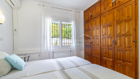 House in Pals divided into three apartments with sea views, private pool and terraces