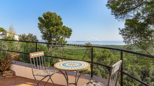 Maison à Pals divisée en trois appartements avec vue mer, piscine privée et terrasses