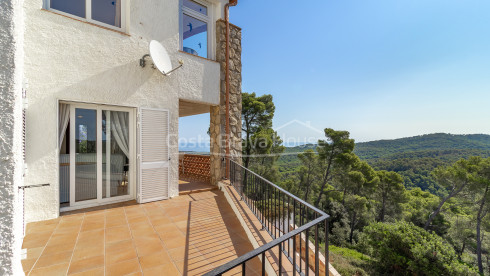Maison à Pals divisée en trois appartements avec vue mer, piscine privée et terrasses