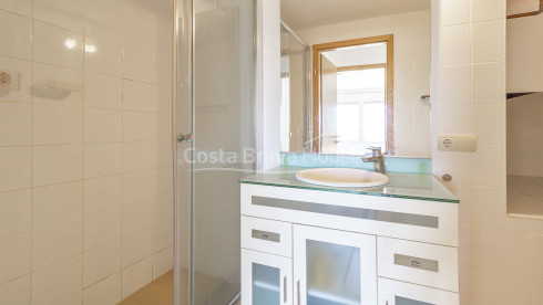 Casa en Pals dividida en tres apartamentos con vistas al mar con piscina privada y terrazas