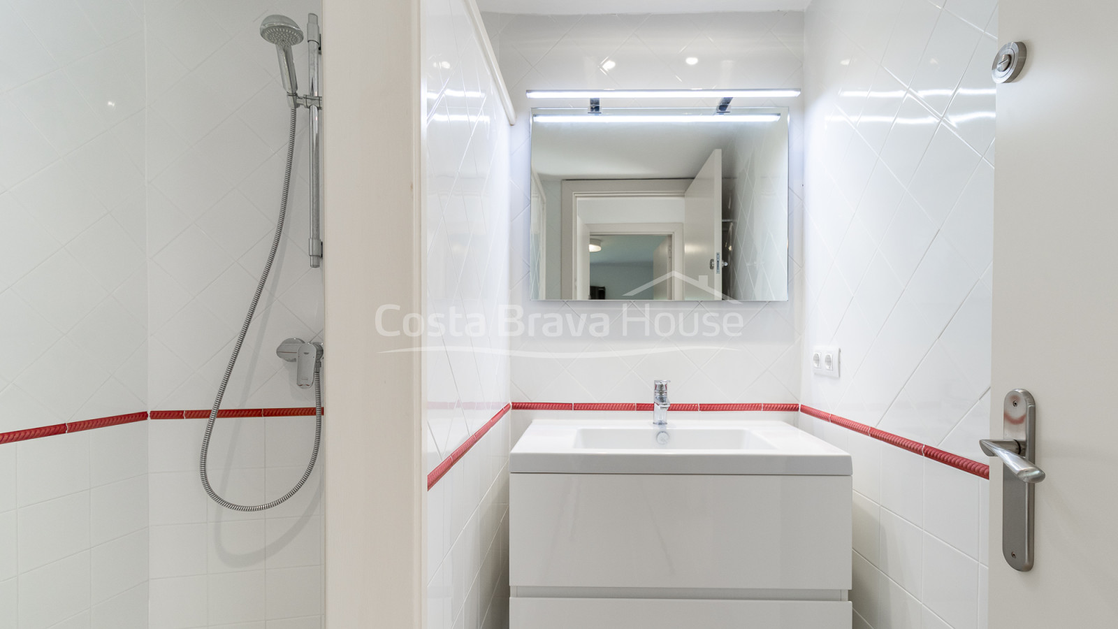 House in Pals divided into three apartments with sea views, private pool and terraces