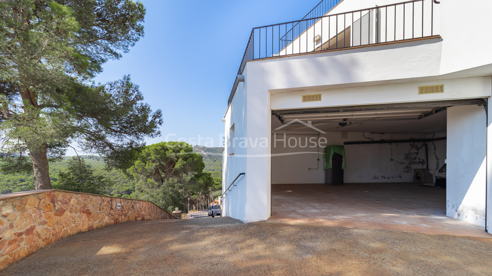 Casa en Pals dividida en tres apartamentos con vistas al mar con piscina privada y terrazas