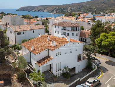 Casa unifamiliar a Cadaqués amb jardí, terrassa, garatge per a sis cotxes i a 8 minuts a peu de la platja