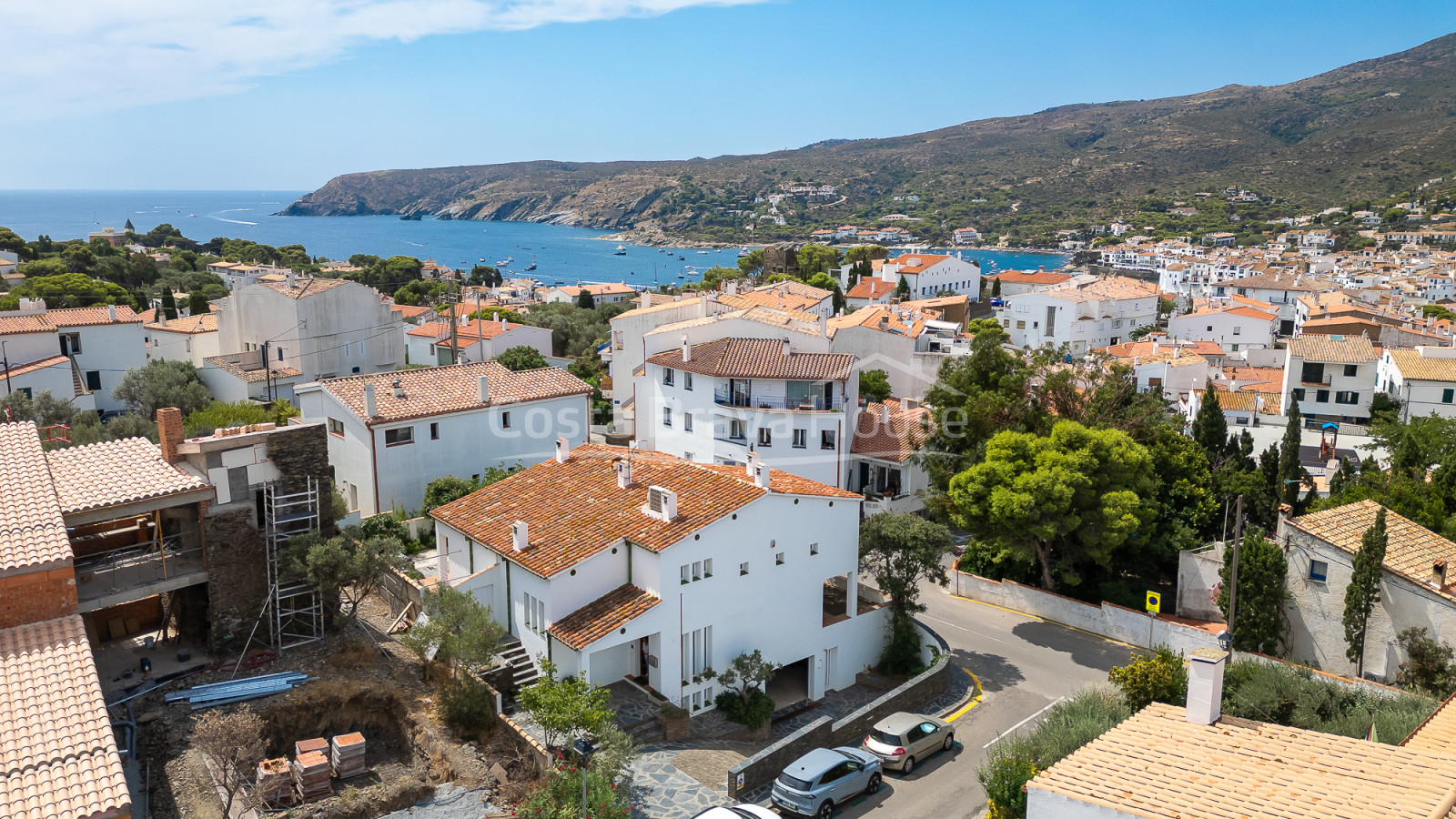 Detached house in Cadaqués with garden, six-car garage and near the beach