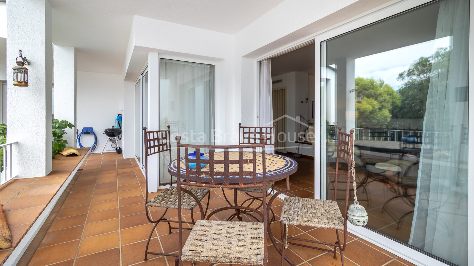 Detached house in Cadaqués with garden, six-car garage and near the beach