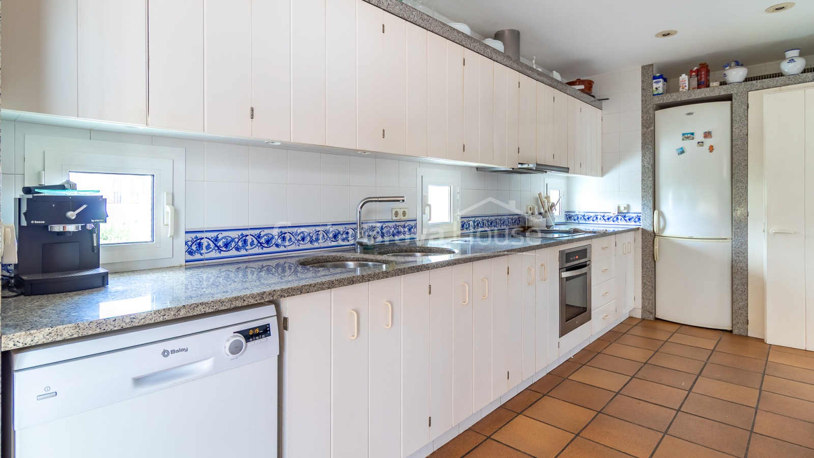 Detached house in Cadaqués with garden, six-car garage and near the beach