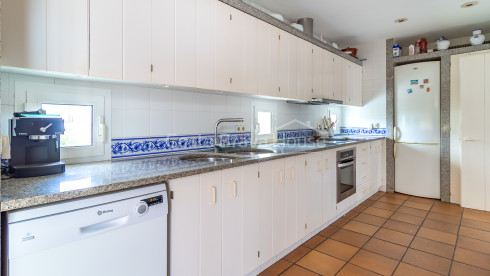 Detached house in Cadaqués with garden, six-car garage and near the beach