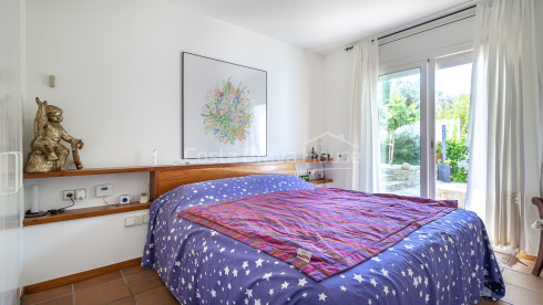 Detached house in Cadaqués with garden, six-car garage and near the beach