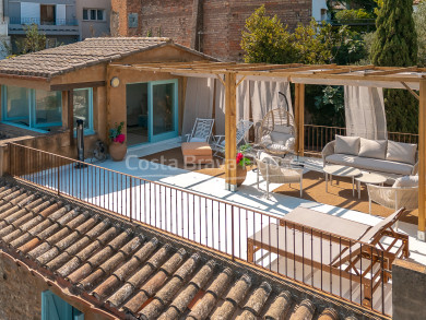 Maison de village à vendre au centre de Begur avec vue sur le château, terrasse et garage
