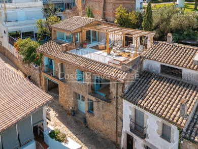 Maison de village à vendre au centre de Begur avec vue sur le château, terrasse et garage