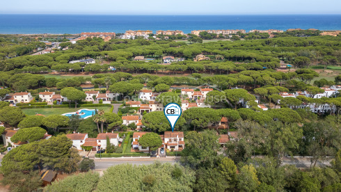 Casa adosada en Playa de Pals con jardín privado y piscina comunitaria cerca del golf