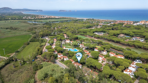Casa adossada a la Platja de Pals amb jardí privat i piscina comunitària a prop del golf