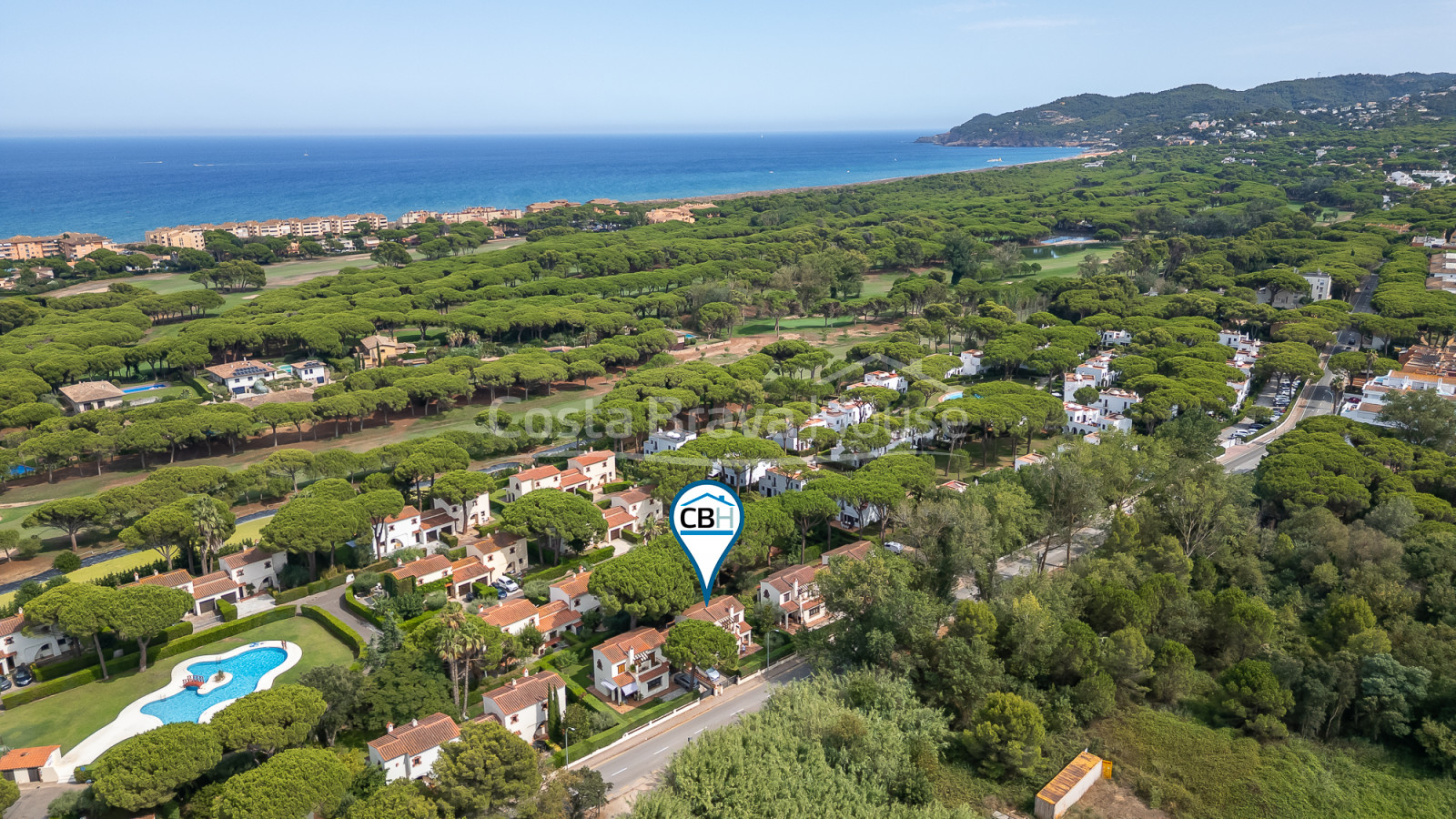 Casa adosada en Playa de Pals con jardín privado y piscina comunitaria cerca del golf