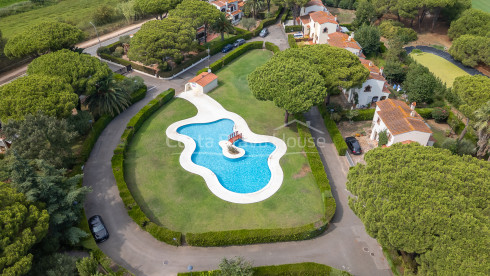 Maison mitoyenne à Playa de Pals avec jardin privé et piscine commune près du golf