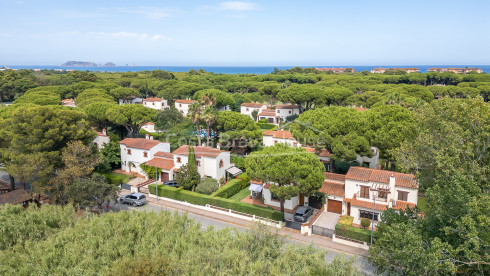 Terraced house in Playa de Pals with private garden and communal pool near the golf course