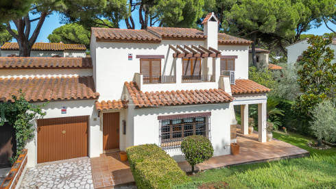 Casa adosada en Playa de Pals con jardín privado y piscina comunitaria cerca del golf