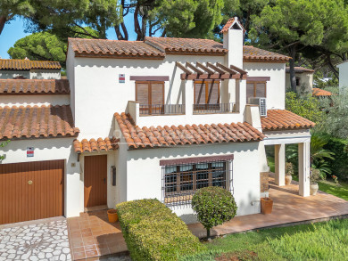 Maison mitoyenne à Playa de Pals avec jardin privé et piscine commune, près de la plage et du parcours de golf