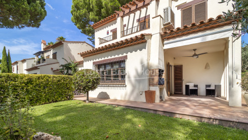 Maison mitoyenne à Playa de Pals avec jardin privé et piscine commune près du golf