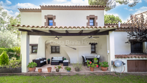 Casa adosada en Playa de Pals con jardín privado y piscina comunitaria cerca del golf