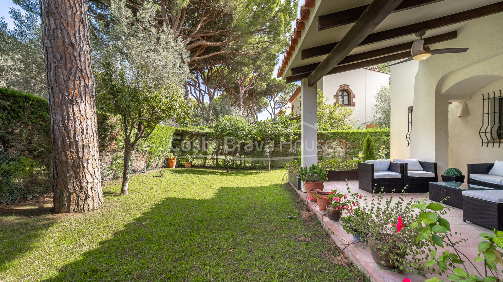 Casa adosada en Playa de Pals con jardín privado y piscina comunitaria cerca del golf
