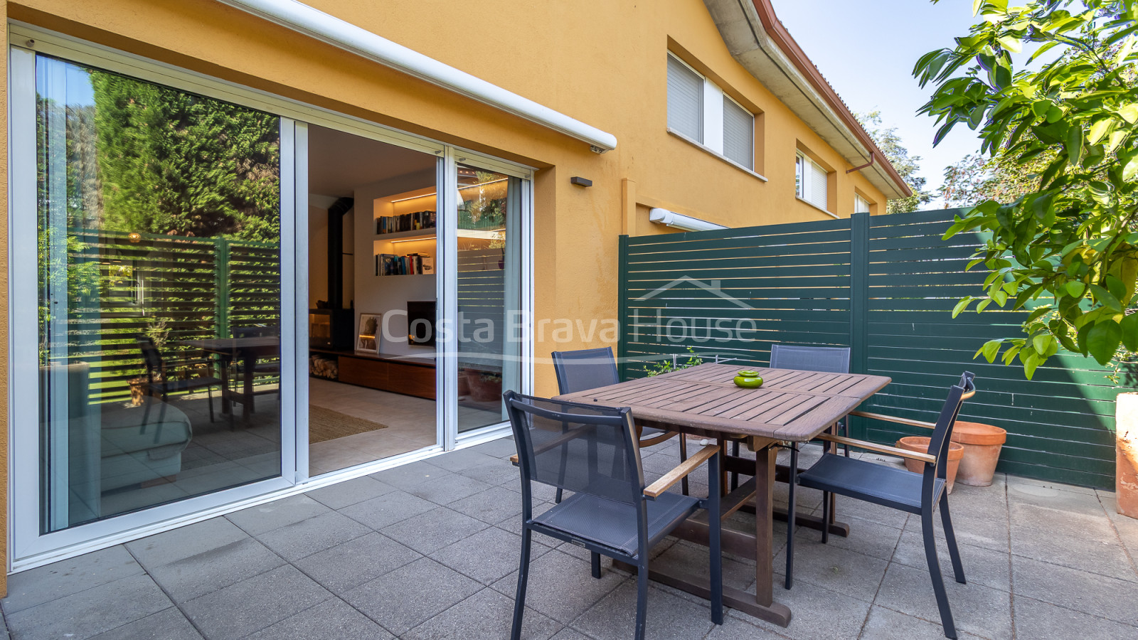 Casa adosada reformada en Pals con jardín privado, piscina comunitaria y garaje doble