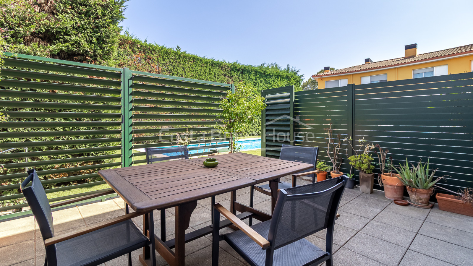 Maison mitoyenne rénovée à Pals avec jardin privé, piscine commune et garage double
