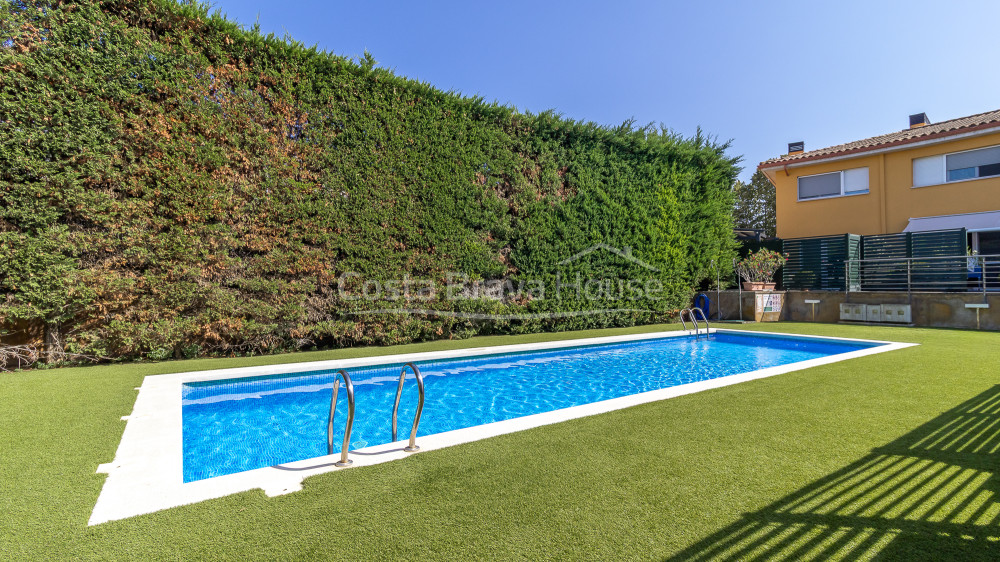 Casa adossada reformada a Pals amb jardí privat, piscina comunitària i garatge doble