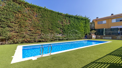 Maison mitoyenne rénovée à Pals avec jardin privé, piscine commune et garage double