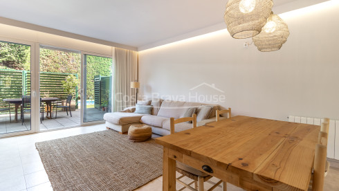 Casa adosada reformada en Pals con jardín privado, piscina comunitaria y garaje doble