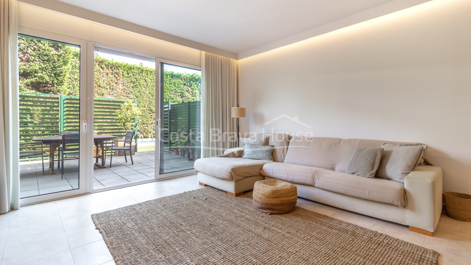 Maison mitoyenne rénovée à Pals avec jardin privé, piscine commune et garage double