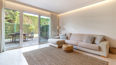 Maison mitoyenne rénovée à Pals avec jardin privé, piscine commune et garage double