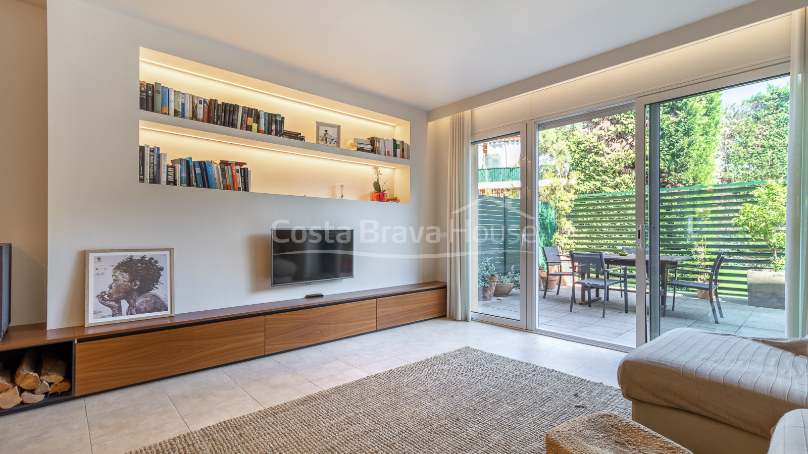 Maison mitoyenne rénovée à Pals avec jardin privé, piscine commune et garage double