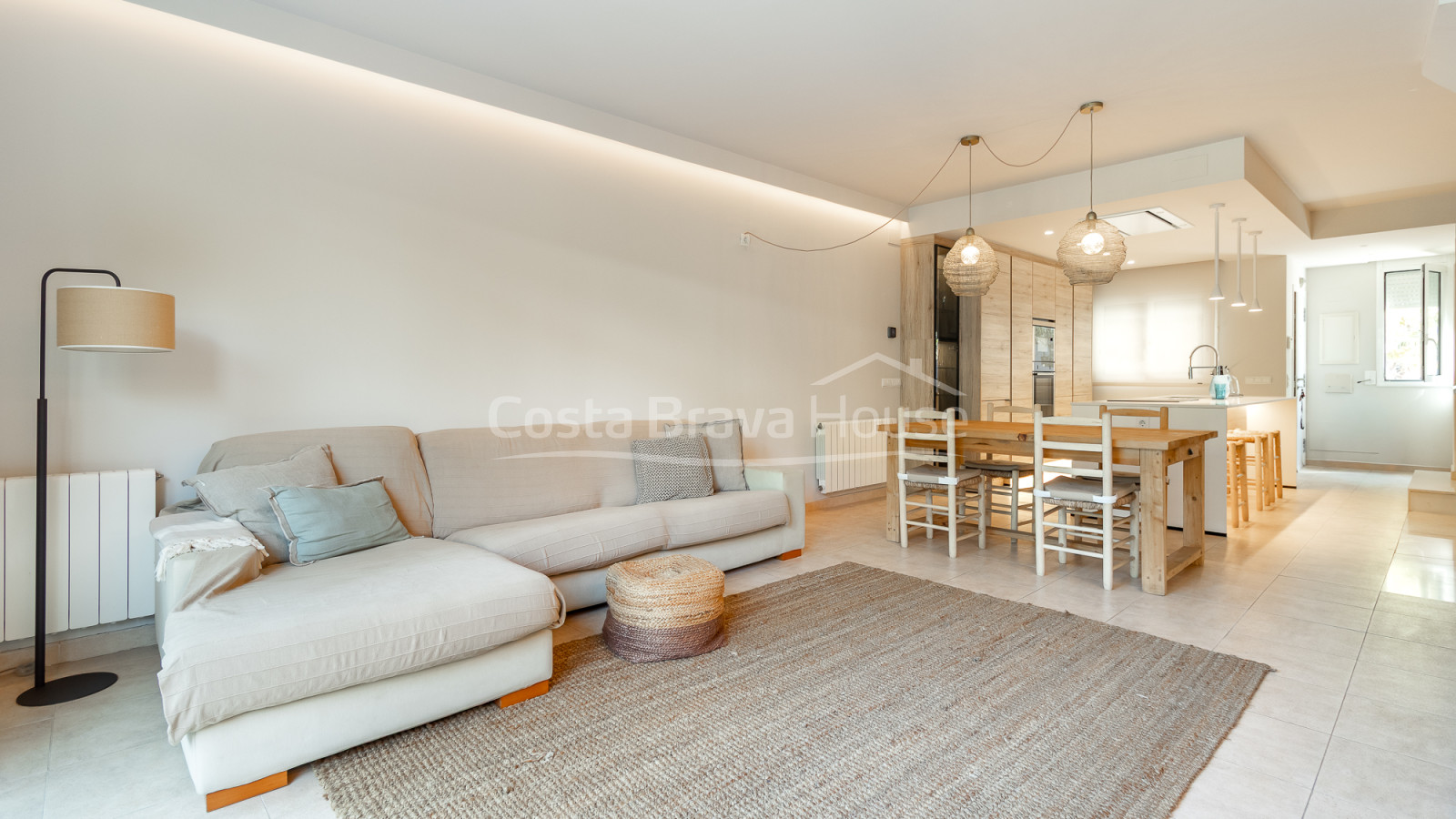 Maison mitoyenne rénovée à Pals avec jardin privé, piscine commune et garage double