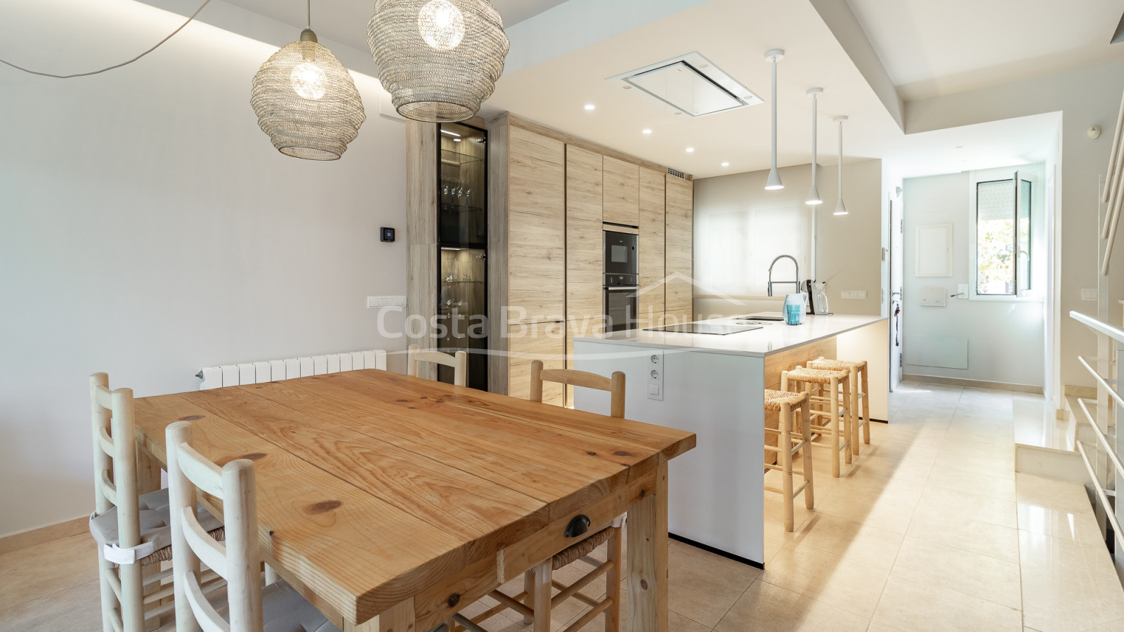 Casa adossada reformada a Pals amb jardí privat, piscina comunitària i garatge doble