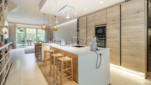 Maison mitoyenne rénovée à Pals avec jardin privé, piscine commune et garage double