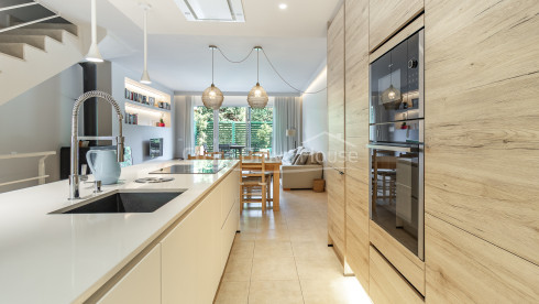 Maison mitoyenne rénovée à Pals avec jardin privé, piscine commune et garage double